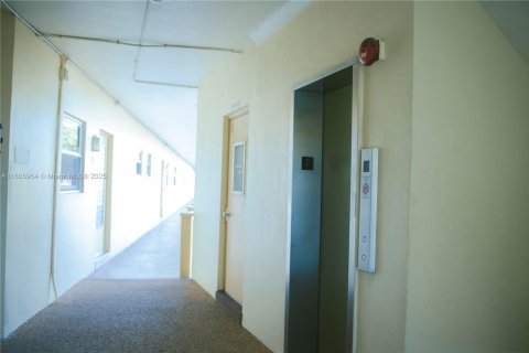 Condo in Lauderdale Lakes, Florida, 2 bedrooms  № 1864759 - photo 18