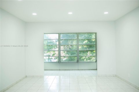 Condo in Lauderdale Lakes, Florida, 2 bedrooms  № 1864759 - photo 11
