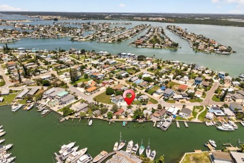 Commercial property in Madeira Beach, Florida 6 bedrooms, 200.67 sq.m. № 2342376 - photo 15
