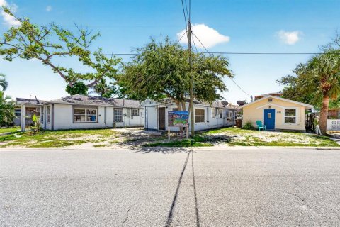 Commercial property in Madeira Beach, Florida 6 bedrooms, 200.67 sq.m. № 2342376 - photo 3