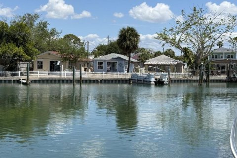 Commercial property in Madeira Beach, Florida 6 bedrooms, 200.67 sq.m. № 2342376 - photo 9