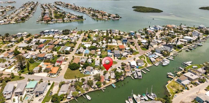 Commercial property in Madeira Beach, Florida 6 bedrooms, 200.67 sq.m. № 2342376