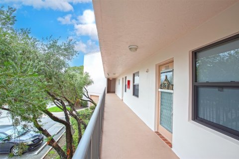 Condo in Sunrise, Florida, 2 bedrooms  № 2004605 - photo 6