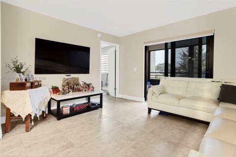 Condo in Sunrise, Florida, 2 bedrooms  № 2004605 - photo 13