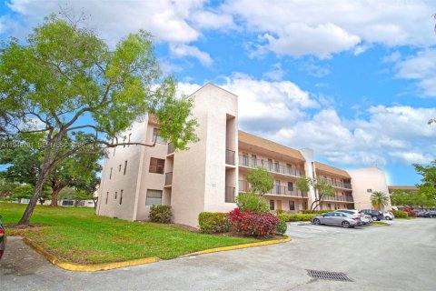 Condo in Sunrise, Florida, 2 bedrooms  № 2004605 - photo 4