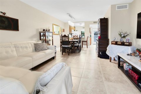 Condo in Sunrise, Florida, 2 bedrooms  № 2004605 - photo 12