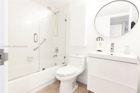 Condo in Sunrise, Florida, 2 bedrooms  № 2004605 - photo 26