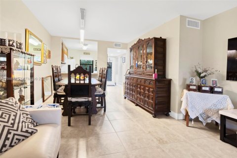 Condo in Sunrise, Florida, 2 bedrooms  № 2004605 - photo 11