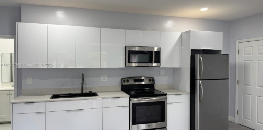 Commercial property in Miami, Florida 2 bedrooms, 285.21 sq.m. № 1934521