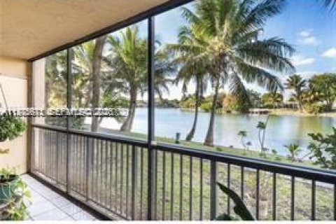 Condominio en alquiler en Miami, Florida, 3 dormitorios, 112.32 m2 № 2038526 - foto 9