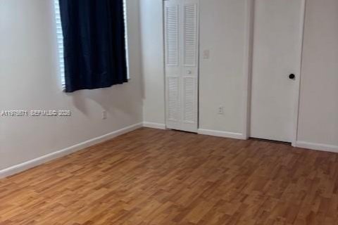 Condominio en alquiler en Miami, Florida, 3 dormitorios, 112.32 m2 № 2038526 - foto 4