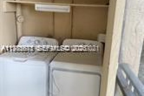 Condominio en alquiler en Miami, Florida, 3 dormitorios, 112.32 m2 № 2038526 - foto 8