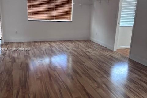 Condominio en alquiler en Miami, Florida, 3 dormitorios, 112.32 m2 № 2038526 - foto 2