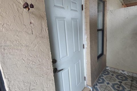 Condo in West Palm Beach, Florida, 2 bedrooms  № 2169892 - photo 9