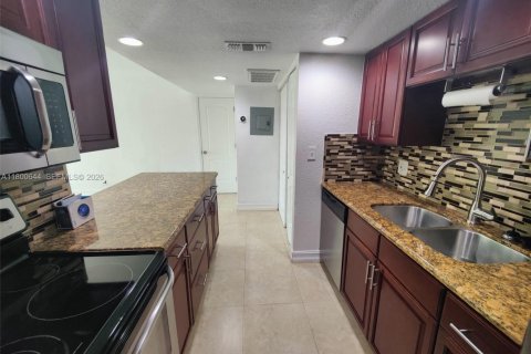 Condo in West Palm Beach, Florida, 2 bedrooms  № 2169892 - photo 12