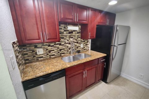 Condo in West Palm Beach, Florida, 2 bedrooms  № 2169892 - photo 2