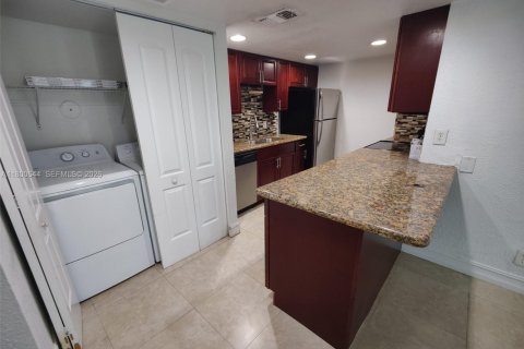 Condo in West Palm Beach, Florida, 2 bedrooms  № 2169892 - photo 16
