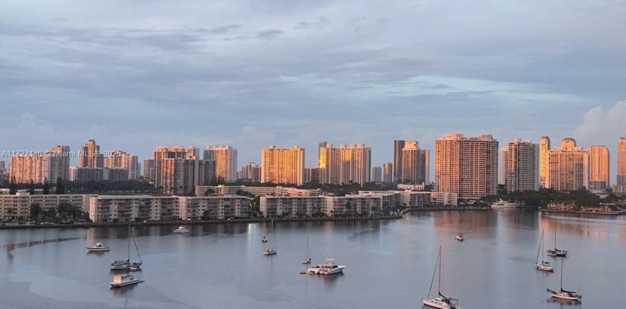 Condominio en North Miami Beach, Florida, 3 dormitorios № 1811599