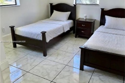 Снять в аренду виллу или дом в Окленд-Парк, Флорида 3 спальни, 129.97м2, № 1989683 - фото 13