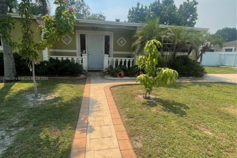 Снять в аренду коммерческую недвижимость в Майами-Гарденс, Флорида 1 спальня, № 1889778 - фото 6