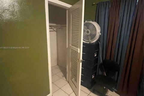 Снять в аренду коммерческую недвижимость в Майами-Гарденс, Флорида 1 спальня, № 1889778 - фото 4