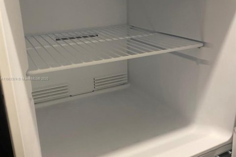 Снять в аренду коммерческую недвижимость в Майами-Гарденс, Флорида 1 спальня, № 1889778 - фото 7