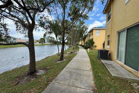 Townhouse in Royal Palm Beach, Florida 4 bedrooms, 169.64 sq.m. № 1099101 - photo 1