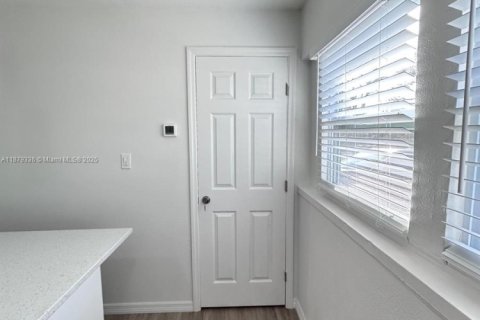 House in Saint Petersburg, Florida 4 bedrooms, 119.94 sq.m. № 1921390 - photo 28