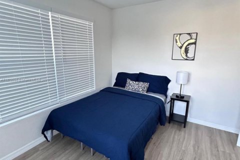 House in Saint Petersburg, Florida 4 bedrooms, 119.94 sq.m. № 1921390 - photo 19