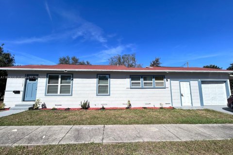 House in Saint Petersburg, Florida 4 bedrooms, 119.94 sq.m. № 1921390 - photo 1