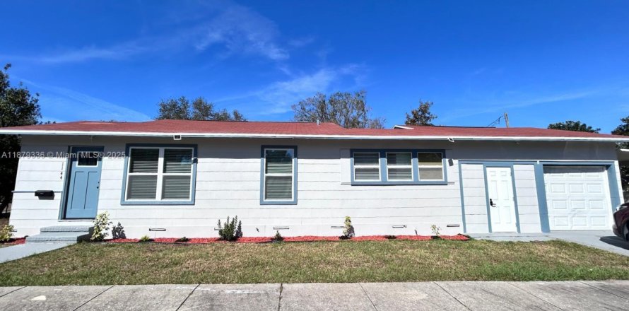 House in Saint Petersburg, Florida 4 bedrooms, 119.94 sq.m. № 1921390