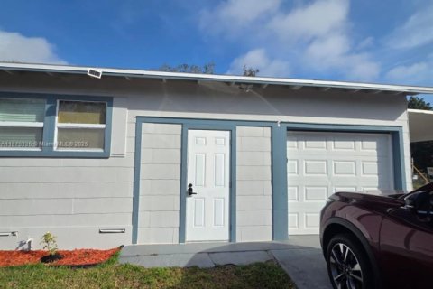 House in Saint Petersburg, Florida 4 bedrooms, 119.94 sq.m. № 1921390 - photo 4