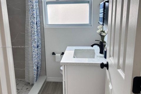 House in Saint Petersburg, Florida 4 bedrooms, 119.94 sq.m. № 1921390 - photo 29