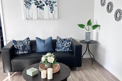 House in Saint Petersburg, Florida 4 bedrooms, 119.94 sq.m. № 1921390 - photo 13