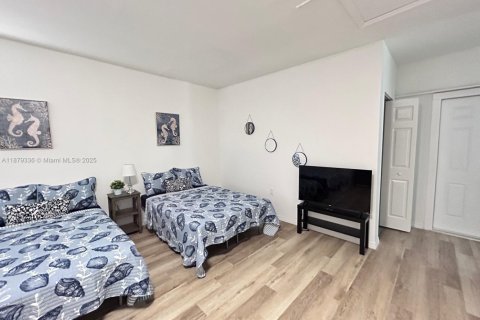 House in Saint Petersburg, Florida 4 bedrooms, 119.94 sq.m. № 1921390 - photo 23