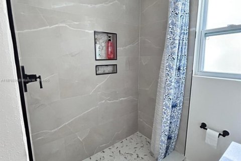 House in Saint Petersburg, Florida 4 bedrooms, 119.94 sq.m. № 1921390 - photo 27