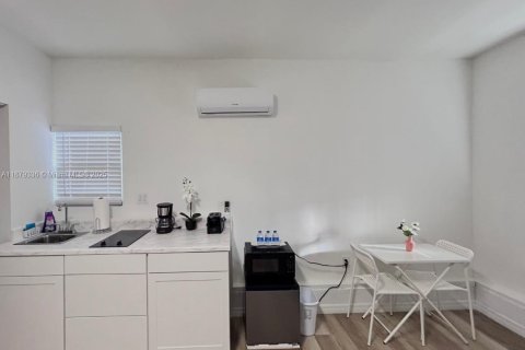 House in Saint Petersburg, Florida 4 bedrooms, 119.94 sq.m. № 1921390 - photo 14