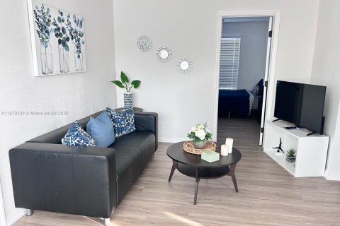 House in Saint Petersburg, Florida 4 bedrooms, 119.94 sq.m. № 1921390 - photo 11