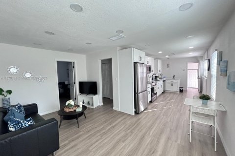 House in Saint Petersburg, Florida 4 bedrooms, 119.94 sq.m. № 1921390 - photo 12