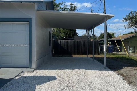 House in Saint Petersburg, Florida 4 bedrooms, 119.94 sq.m. № 1921390 - photo 6