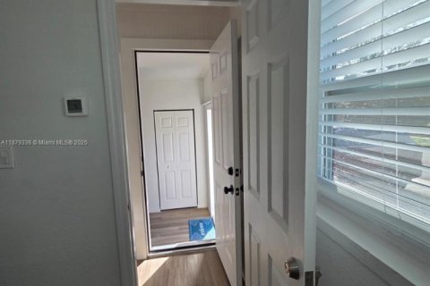 House in Saint Petersburg, Florida 4 bedrooms, 119.94 sq.m. № 1921390 - photo 9