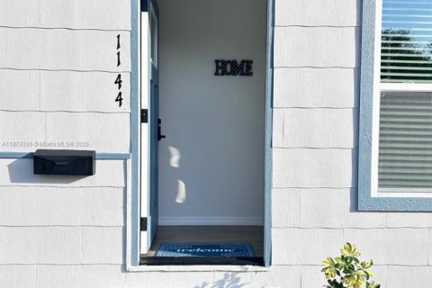 House in Saint Petersburg, Florida 4 bedrooms, 119.94 sq.m. № 1921390 - photo 5