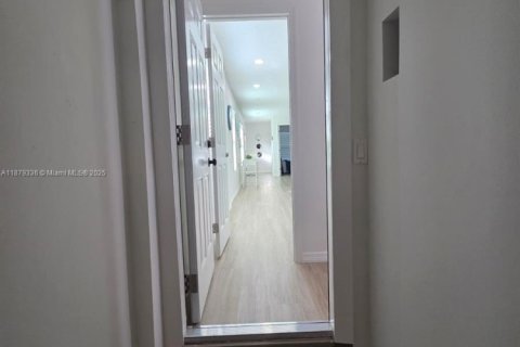 House in Saint Petersburg, Florida 4 bedrooms, 119.94 sq.m. № 1921390 - photo 8