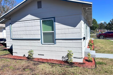 House in Saint Petersburg, Florida 4 bedrooms, 119.94 sq.m. № 1921390 - photo 7