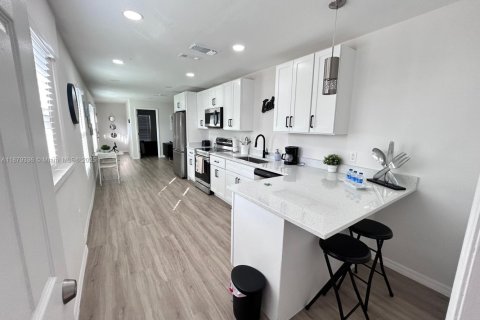 House in Saint Petersburg, Florida 4 bedrooms, 119.94 sq.m. № 1921390 - photo 10