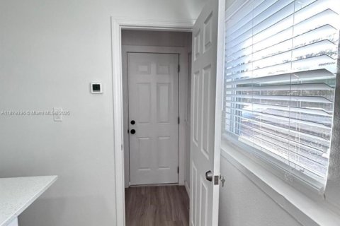 House in Saint Petersburg, Florida 4 bedrooms, 119.94 sq.m. № 1921390 - photo 25