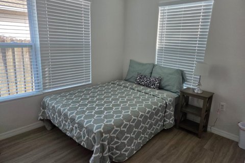 House in Saint Petersburg, Florida 4 bedrooms, 119.94 sq.m. № 1921390 - photo 15