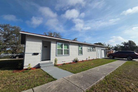 House in Saint Petersburg, Florida 4 bedrooms, 119.94 sq.m. № 1921390 - photo 3