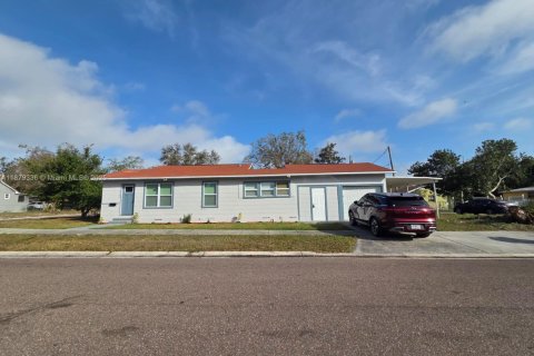 House in Saint Petersburg, Florida 4 bedrooms, 119.94 sq.m. № 1921390 - photo 2