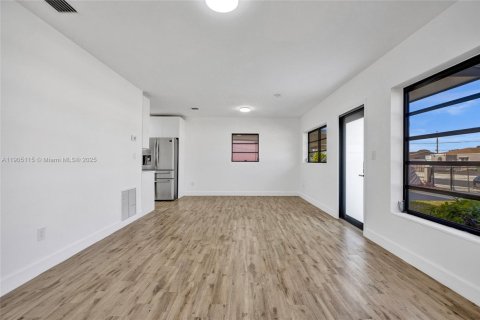 Casa en venta en Hialeah, Florida, 3 dormitorios, 92.9 m2 № 1955264 - foto 12